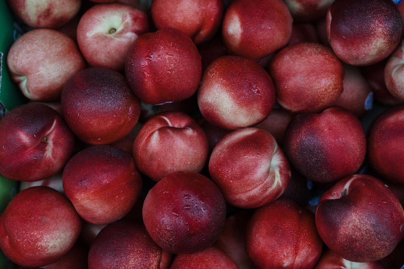 Pesche noci dalla buccia rossa